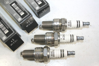 LOT DE 3 BOUGIES BOSCH WR 8DC+...AUTOS MOTOS CAMIONS DIVERS Voir descriptif