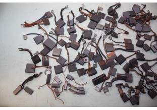 GROS LOT DE CHARBONS DE DYNAMOS DE DIVERS MARQUES...POUR AUTOS CAMI...