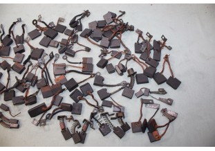 GROS LOT DE CHARBONS DE DYNAMOS DE DIVERS MARQUES...POUR AUTOS CAMI...