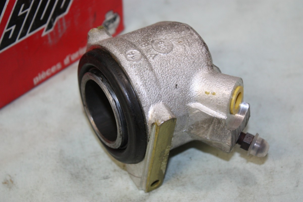ETRIER DE FREIN AV/DROIT STOP S 50551...PEUGEOT 104 BERLINE COUPE 1...