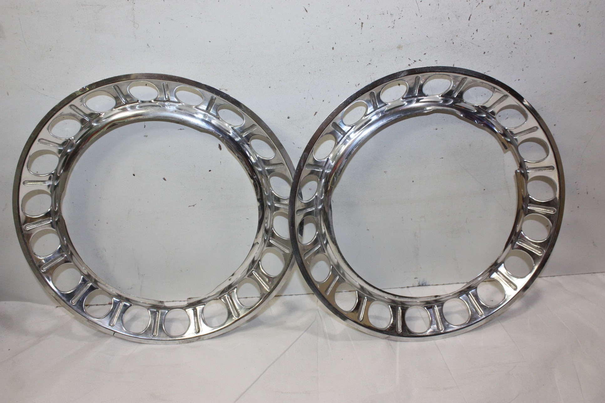 LOT DE 2 CERCLES D'ENJOLIVEURS DE ROUE D/260mmAUTOS ANCIENNES C
