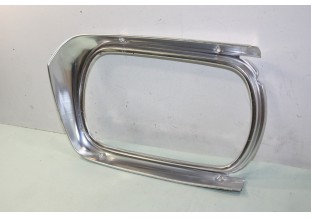 ENTOURAGE DE PHARE COTE DROIT FORD...FORD TAUNUS 15M P6