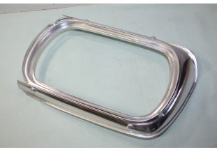 ENTOURAGE DE PHARE COTE DROIT FORD...FORD TAUNUS 15M P6