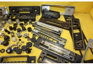 LOT DE PIECES DIVERS POUR AUTORADIO...AUTOS VINTAGE COLLECTION