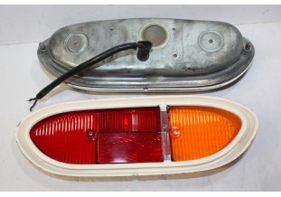 UN FEU / UN CABOCHON DE FEU ARRIERE D/G SEIMA 616...PEUGEOT 204 1er MODELE