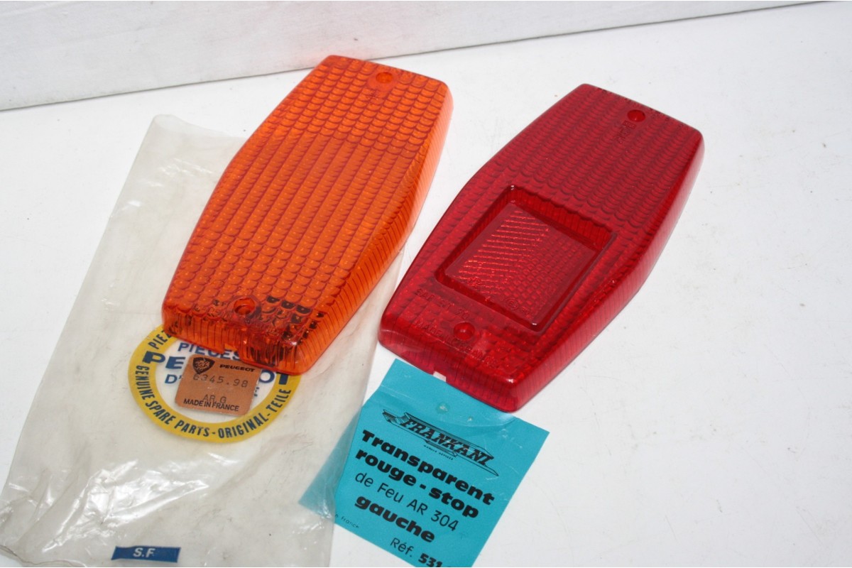 PAIRE DE CABOCHONS DE FEUX AR GAUCHE FRANKANI 521...PEUGEOT 304 BERLINE 1969/1972