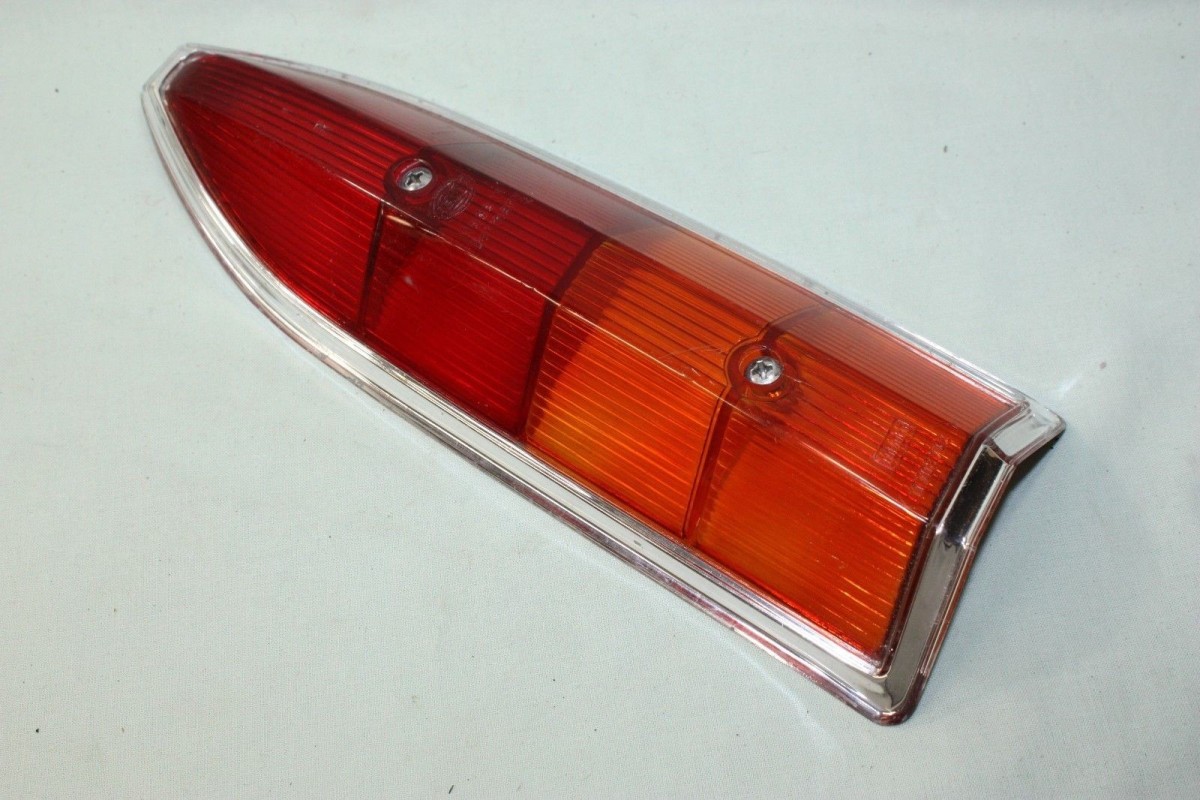 CABOCHON AR DROIT HELLA...FORD TAUNUS BREAK P7A 17M 20M 1967/68... ...