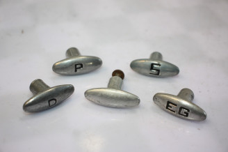 JEU DE 5 BOUTONS DE TIRETTES DE TABLEAU DE BORD...CITROEN TRACTION 11CV 15/6