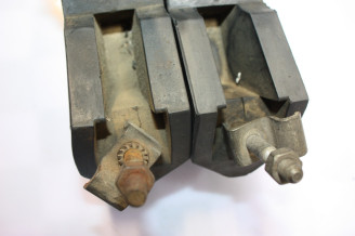 PAIRE DE BUTOIRS DE PARE CHOC AVANT D/G SACRED...CITROEN CX 2000 2200