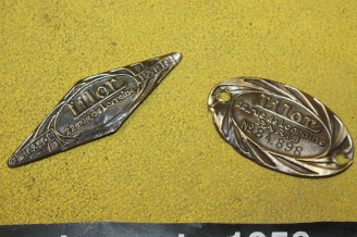 LOT DE 2 ECUSSONS OU INSIGNES LILOR...VELO VELOMOTEUR