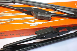PAIRE DE BALAIS D'ESSUIE GLACE SPAFAX WB11 L/280mm...AUTOS DIVERS