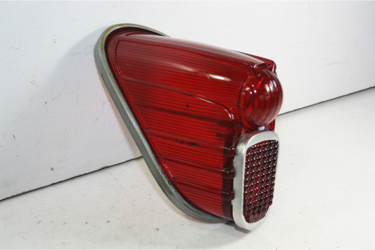 CABOCHON DE FEU ARRIERE GAUCHE PK 3970...4CV 2ème MODELE 1953 - 195...