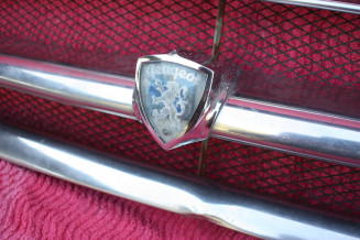 CALANDRE AVEC LOGO + GRILLE...PEUGEOT 403 8CV