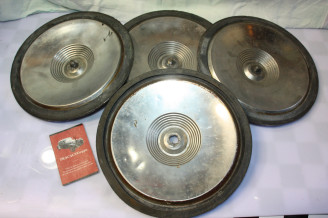 JEU DE 4 ENJOLIVEURS DE ROUES INOX Ø/215mm...PEUGEOT 204 304