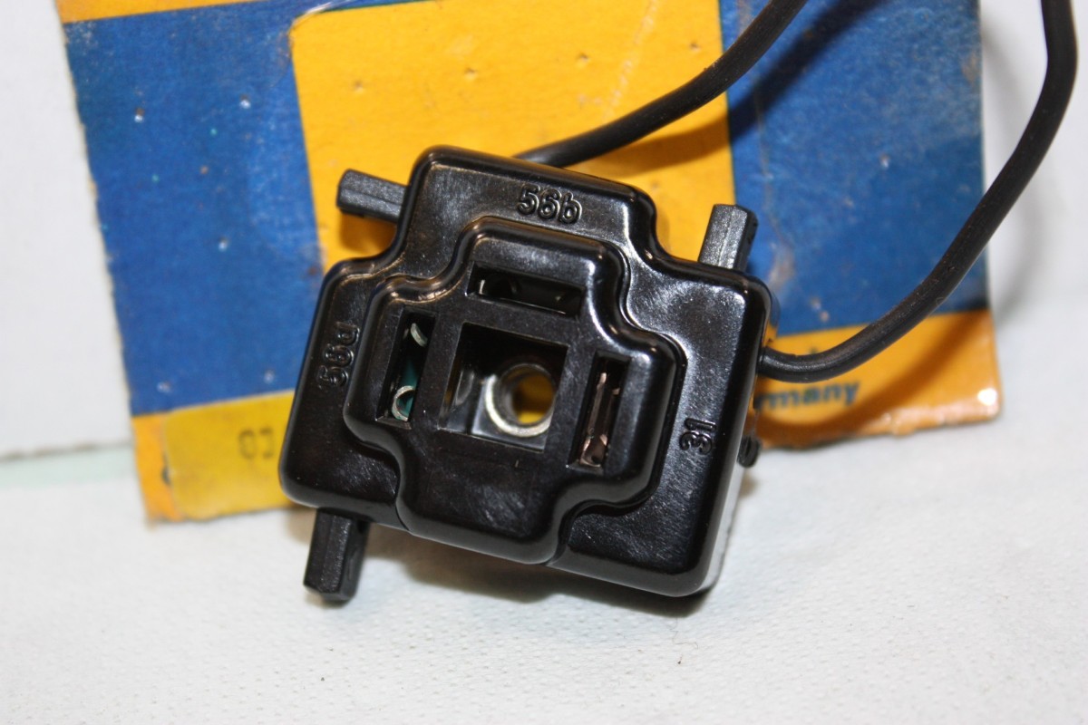 FICHE DE CONNEXION 3 POLES POUR OPTIQUES ASSYMETRIQUES HELLA...AUTO...