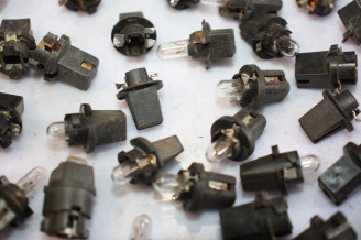 LOT DE PORTES AMPOULES D'ECLAIRAGE DE COMPTEUR...PEUGEOT CITROEN RENAULT