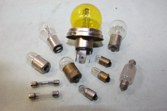 COFFRET DE LAMPES DE SECOURS 12V 45/40W CE MAZDA...PEUGEOT 204 ET DIVERS