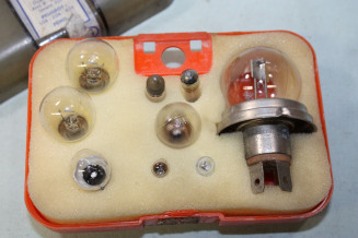 COFFRET DE LAMPES DE SECOURS 12V 45/40W CE LYD...AUTOS DIVERSES