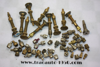 GROS LOT DE VALVES ET BOUCHONS POUR PNEUS ANCIENS...AUTOS CAMIONS ANCIENS