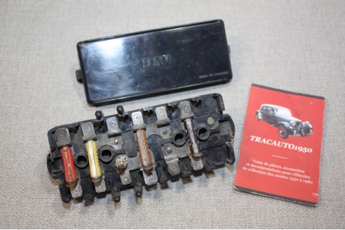 BOITE A FUSIBLES DAV 23 FICHES PLATES...PEUGEOT 204 304