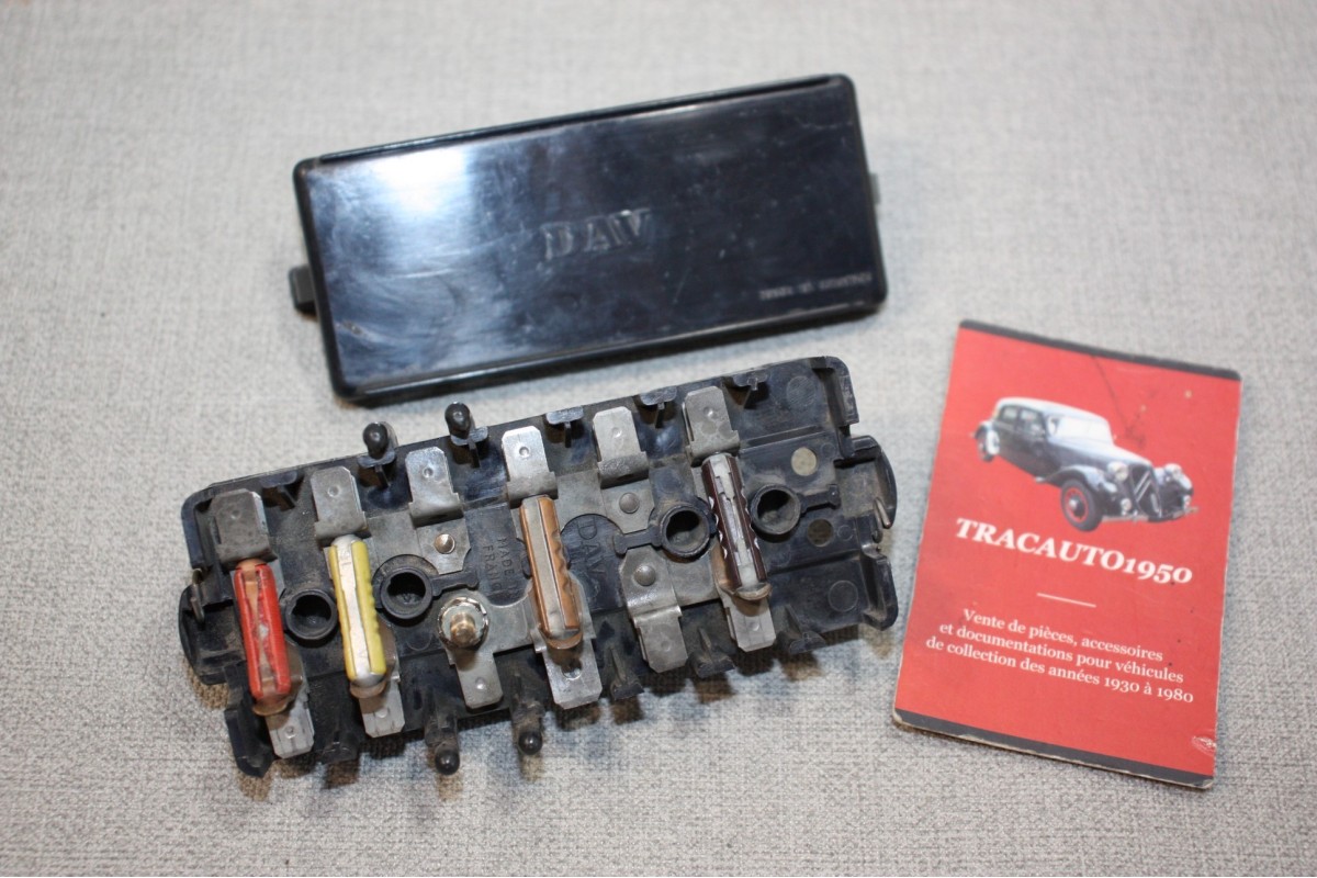 BOITE A FUSIBLES DAV 23 FICHES PLATES...PEUGEOT 204 304