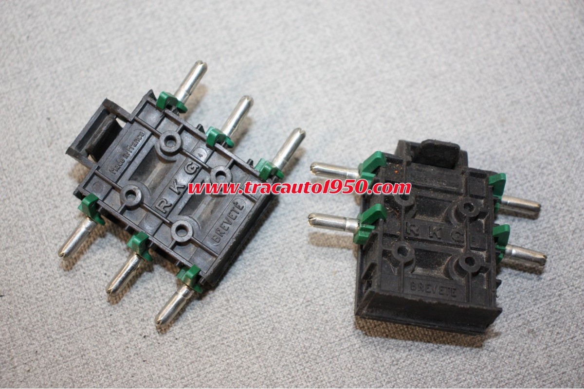 LOT DE 2 BOITES A FUSIBLES RGK 5 FUSIBLES 10 AMP...SIMCA TALBOT CHRYSLER