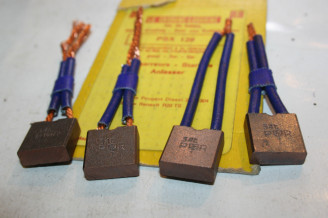 CHARBONS PSX 128 POUR DEMARREUR PARIS RHONE...POUR PEUGEOT 204 304 ...